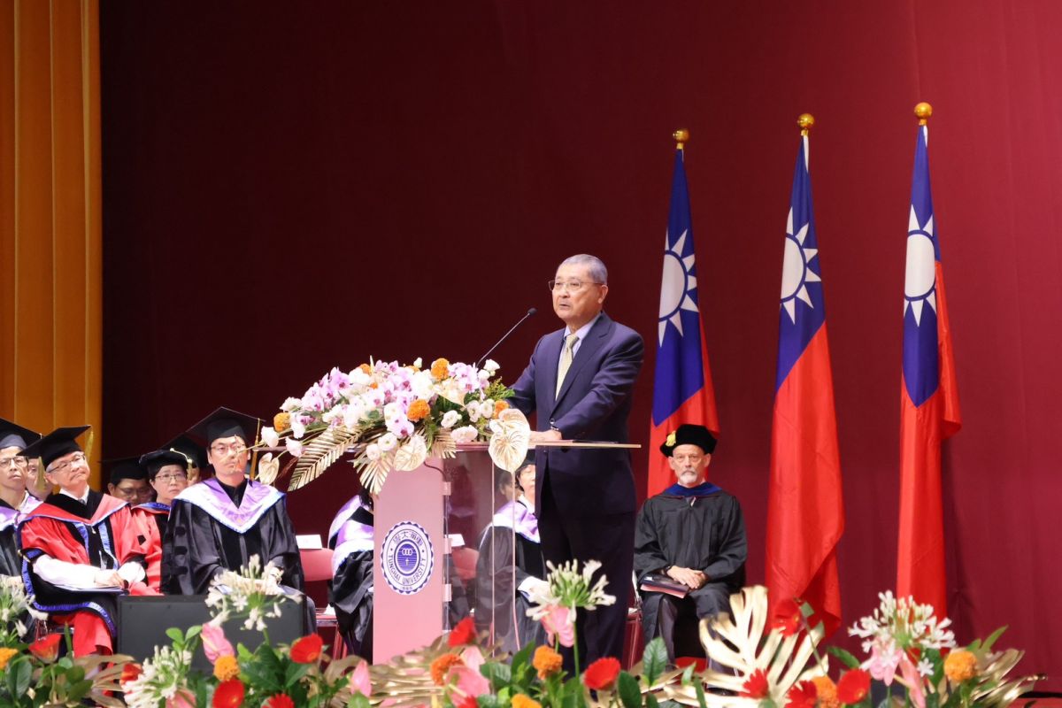 圖／英業達前董事長李詩欽出席母校東海大學畢業典禮，以黃仁勳工作鐵律，勉勵學弟妹居安思危。（東海大學提供）