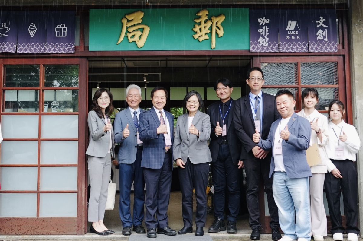 圖／前總統蔡英文（14）日受邀前往東海大學進行「政治離我們很遠嗎？」專題演講，從兩岸局勢、地緣政治談到 AI 時代下的台灣戰略位置。（東海大學提供）