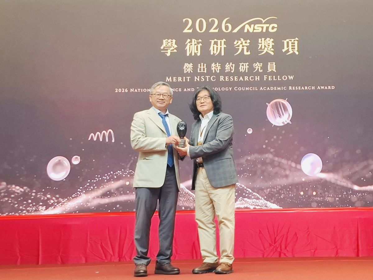 圖／東海大學外文系講座教授何萬順（右）獲得國科會最高榮譽「傑出特約研究員獎」，自國科會主委吳誠文手中接過獎盃。（東海大學 提供）