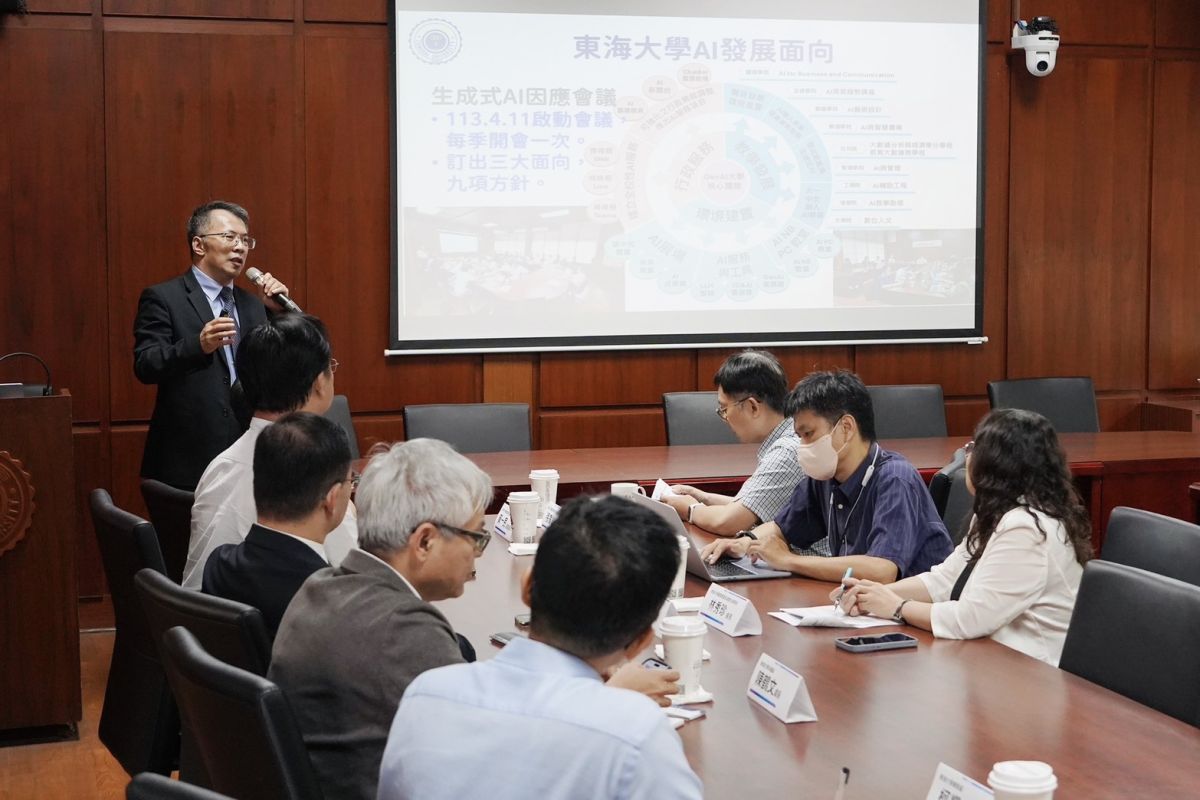 圖／東海圖資長楊朝棟指出，引進可自主「管理、稽核」的Domain Twin治理平台，讓AI從「問答機器人」升級為具執行力的「數位員工」將成未來趨勢。（東海大學提供）