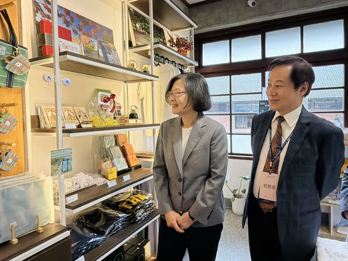 圖／東海大學校長張國恩(右)12年前擔任臺師大校長時，也曾主持蔡英文的校園演講；12年後，雙方再次於東海大學相聚，更別具時代意義。（東海大學提供）