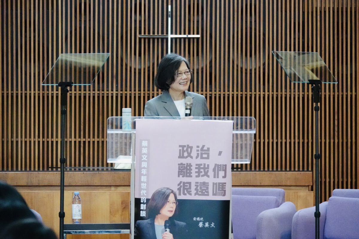 圖／蔡英文表示，很多人認為政治只是政黨、選舉或政府的事情，但其實政治每天都存在於生活之中，小至學費、房租，大至性別平等與永續發展，這些都是政治。（東海大學提供）