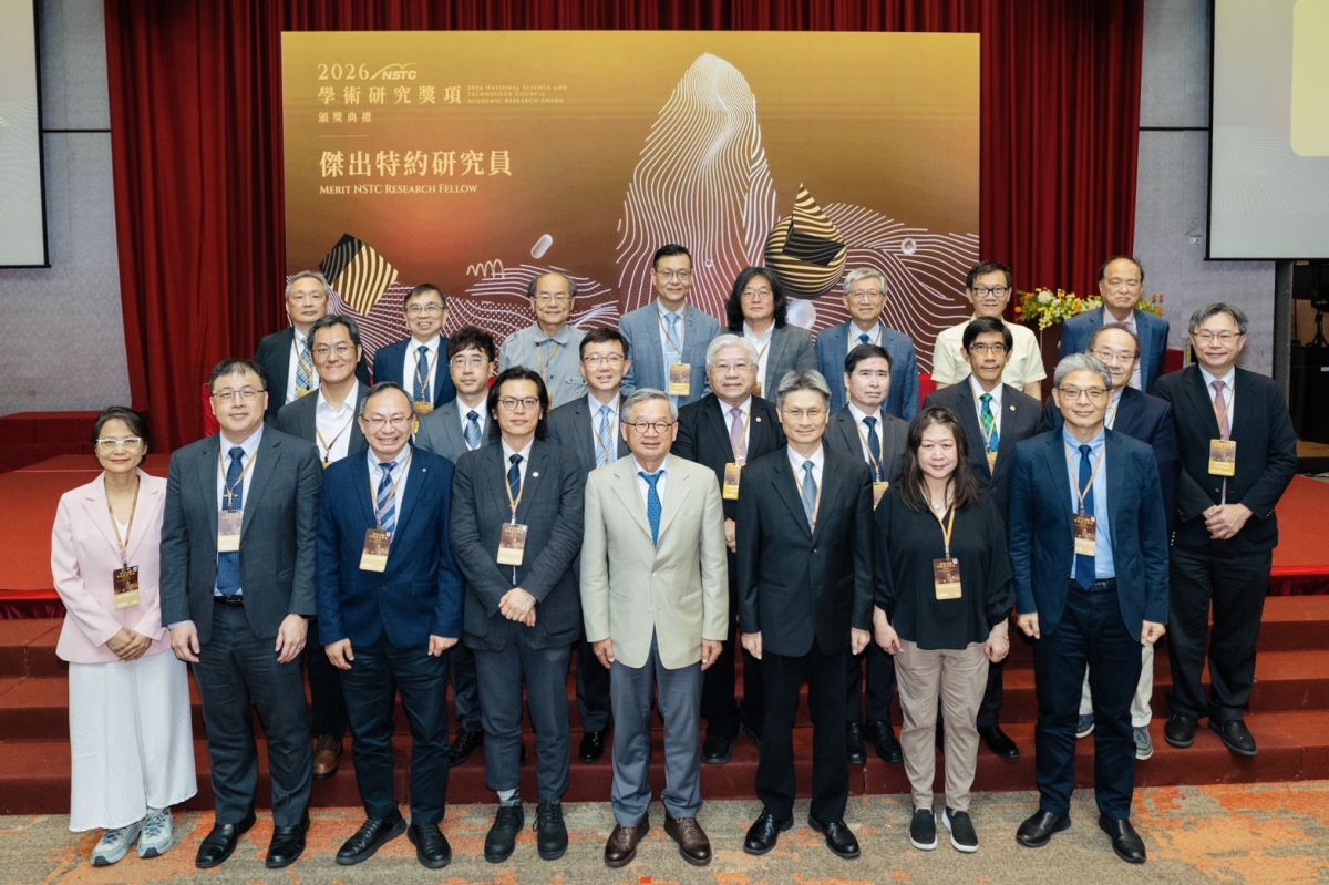 圖／國科會日前舉行「2026學術研究獎項頒獎典禮」，今年全台僅35位學者獲得「傑出特約研究員獎」，何萬順教授以語言學研究貢獻獲此殊榮。（圖轉自國科會）