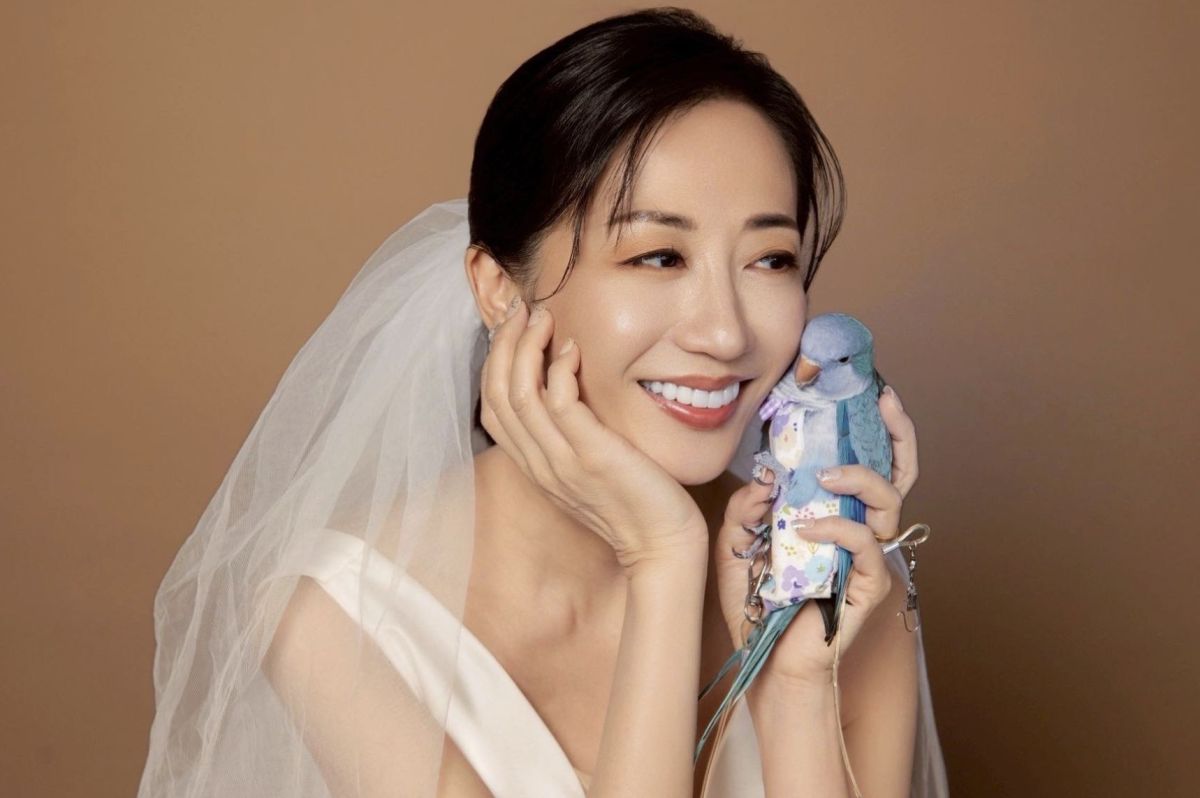 圖/飾演「淑芳」一角的藝人潘奕如,這次帶著她的寶貝寵物藍和尚鸚鵡「樂樂」一同進組。(翻攝自潘奕如FB)