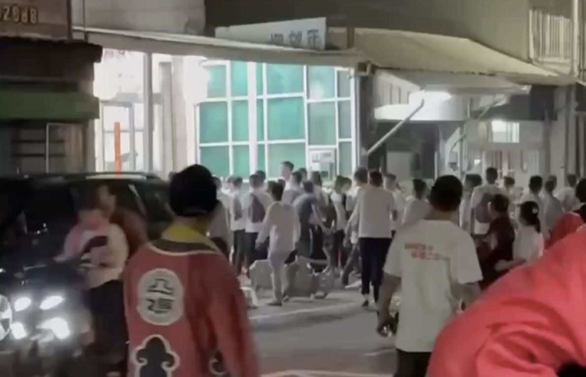 圖／前立委、前朝天宮董事長曾蔡美佐住處遭數十名白衣男子強行闖入。（翻攝自 爆廢公社）