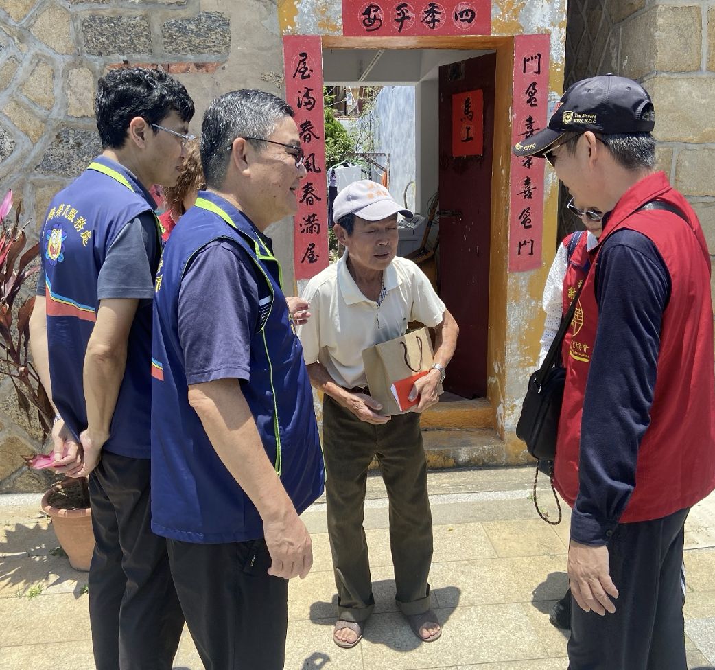 圖／劉信義處長(左2)與林富貴理事長(右1)關懷吳伯伯居家生活。（大中華記者友好交流協會 提供）