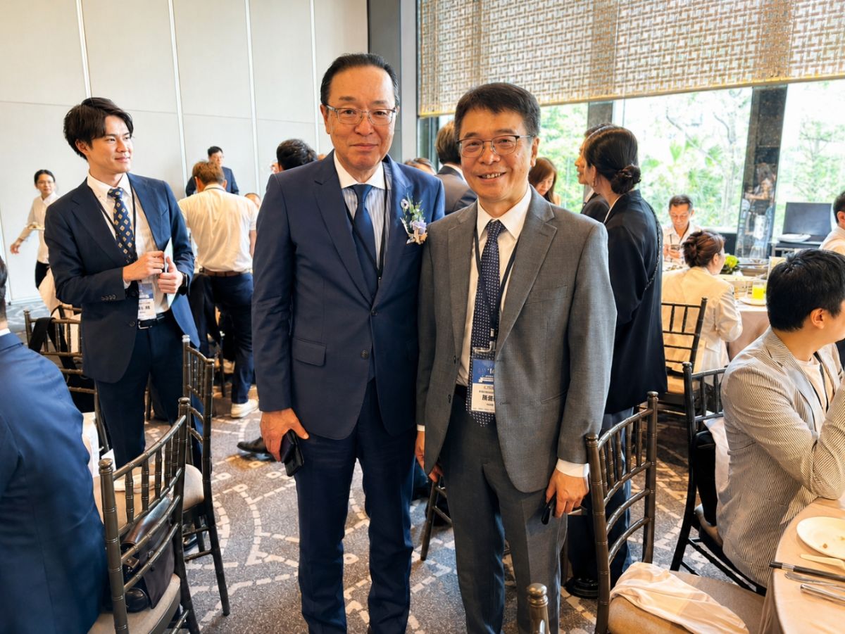 圖／(左) 株式會社熊本銀行 坂本 俊宏 總裁,(右) 不動產業者陳振興先生合影留念。(福岡銀行提供)