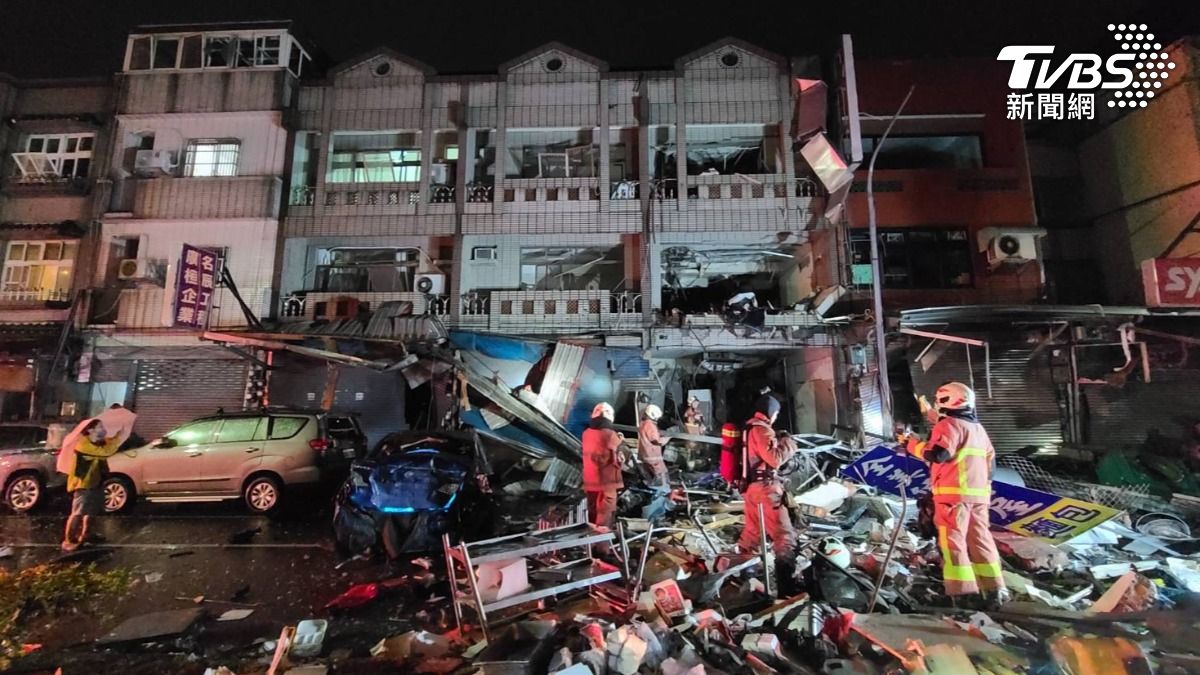圖／新竹市東區高翠路於今（9）日凌晨驚傳嚴重氣爆案件，一間便當店疑似於深夜突發瓦斯漏氣並引發猛烈爆炸。（TVBS提供）