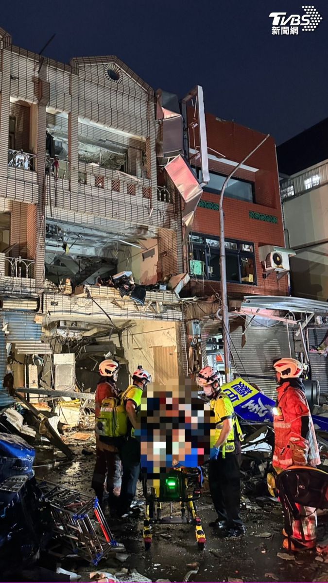 圖／現場為大爆炸，建築物受損極為嚴重，並波及多戶民宅。（TVBS提供）