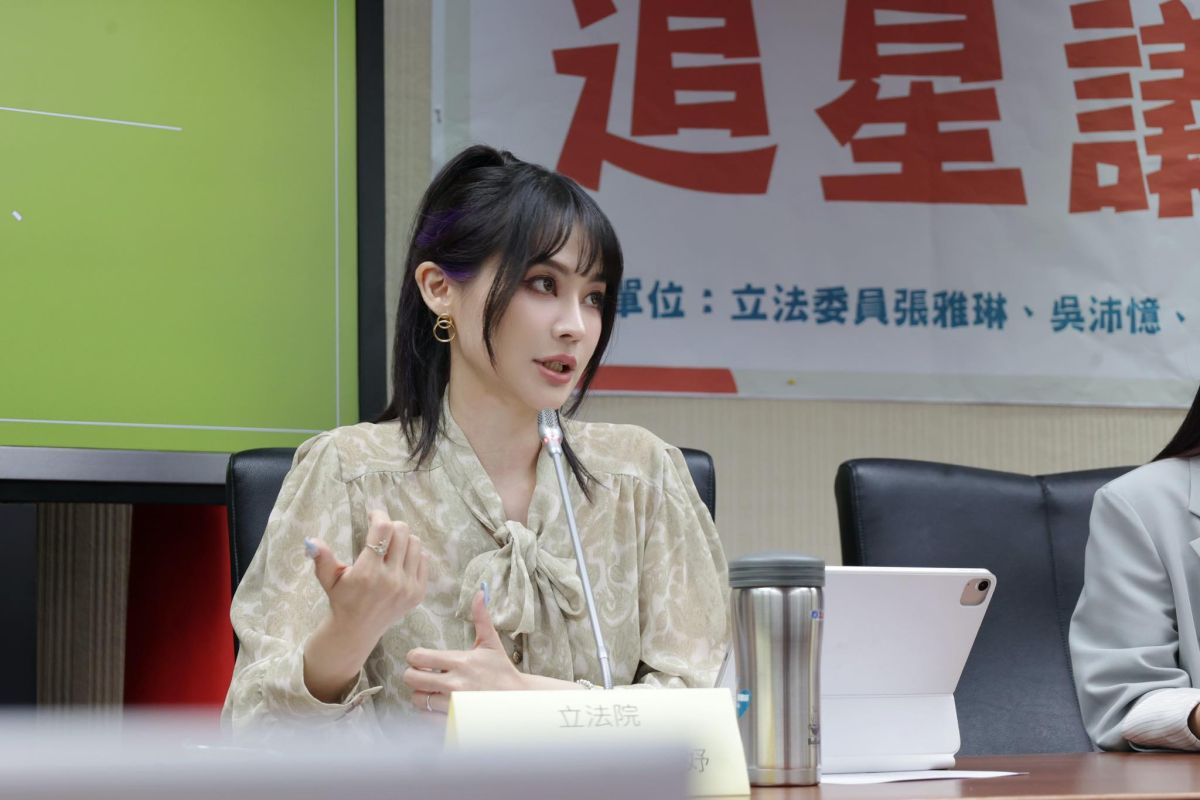 圖／賴品妤留言力挺洪慈庸、卓冠廷，卻遭部分網友出征批評。（翻攝臉書）
