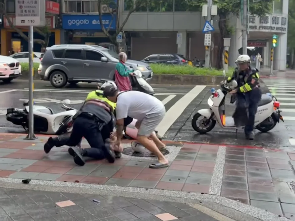 圖/熱心民眾看見警方逮捕通緝犯,上前幫忙壓制。(翻攝lisa_wangs Threads)