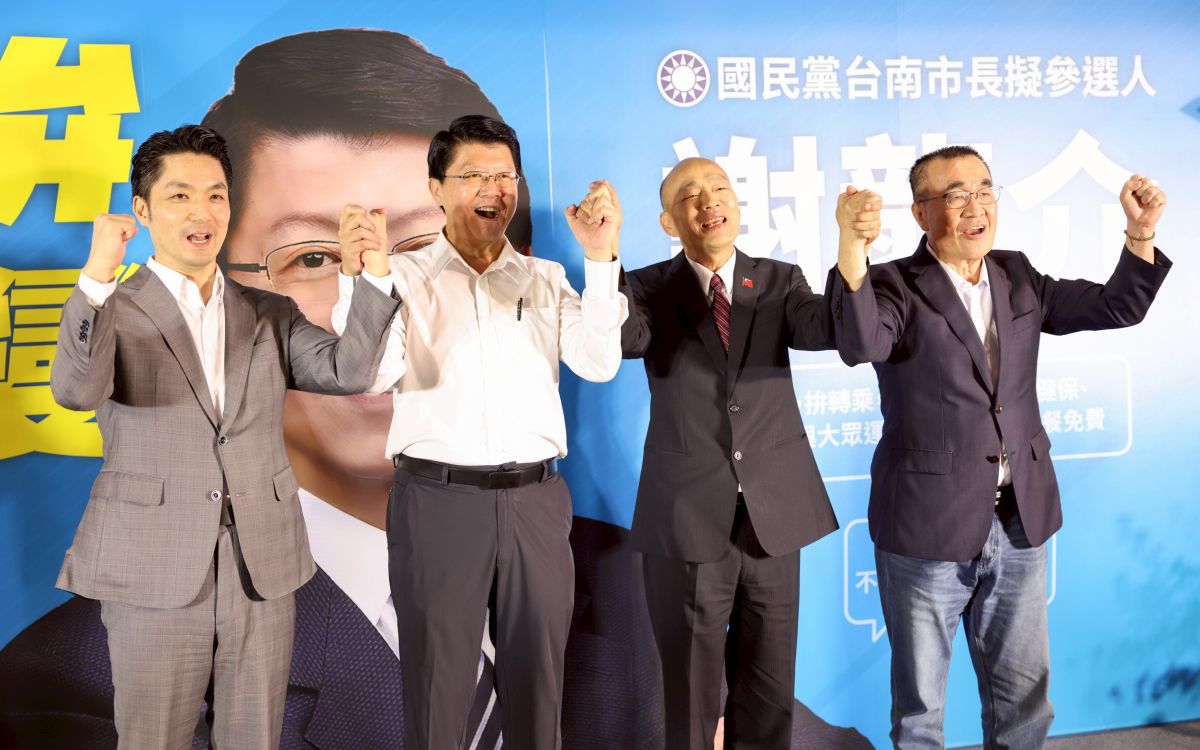 藍營大咖板橋合體造勢　李四川贈鐵鎚力挺謝龍介