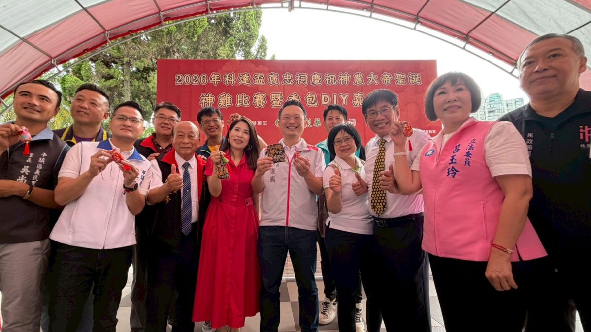 圖/桃園市副市長蘇俊賓(中)與市府團隊、立委、民意代表及各里長出席本次開幕活動,到場就與現場民眾一同製作中藥香包。(科達製藥提供)