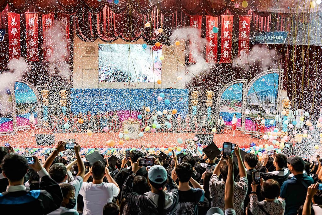 圖／畢典在彩炮聲、繽紛紙花及滿空氣球下，伴隨著依依不捨的氣氛畫下圓滿句點。（淡江大學提供）