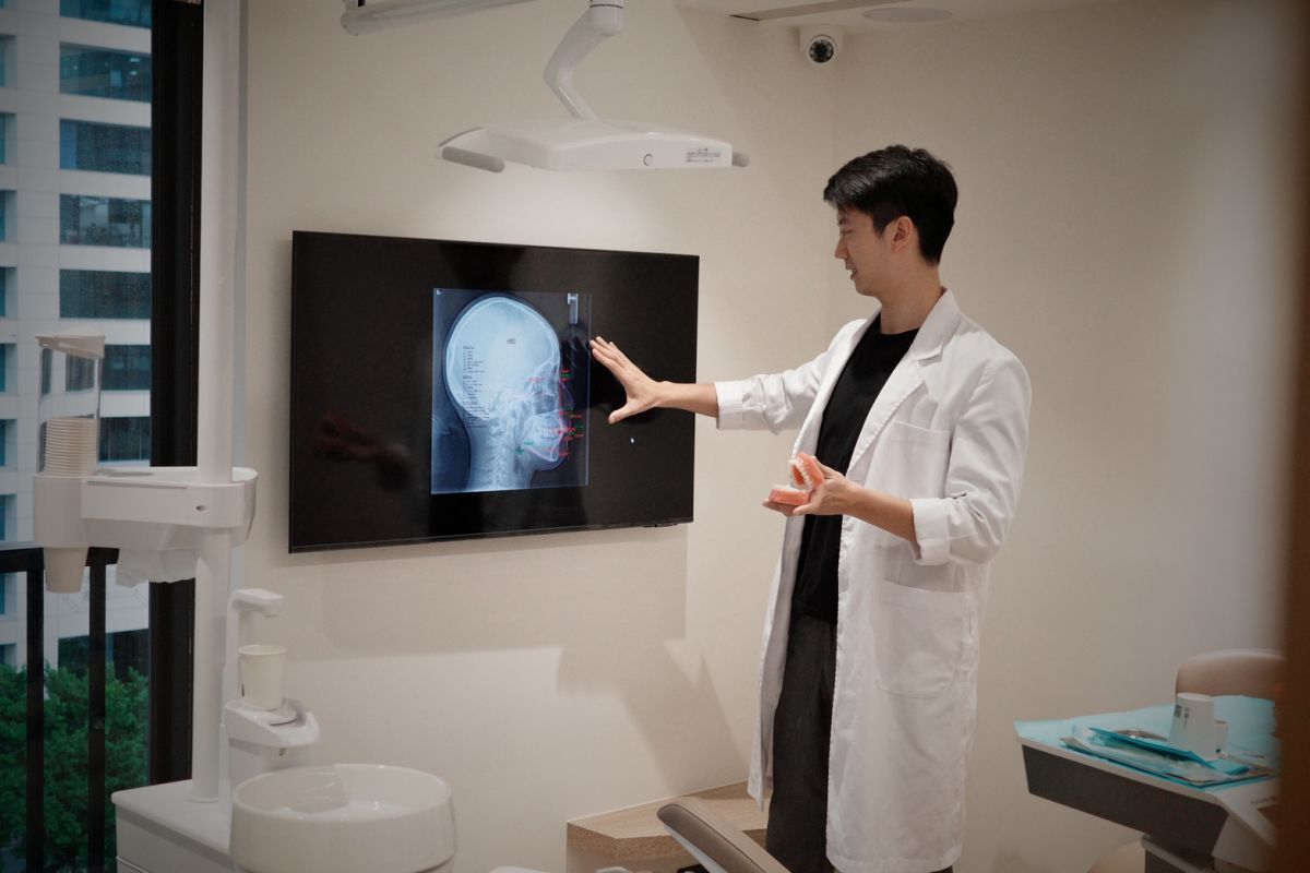 圖／林佳宏醫師利用X光影像與數位分析解說齒列、顎骨與咬合關係，為患者客制隱適美療程。（林佳宏醫師提供）