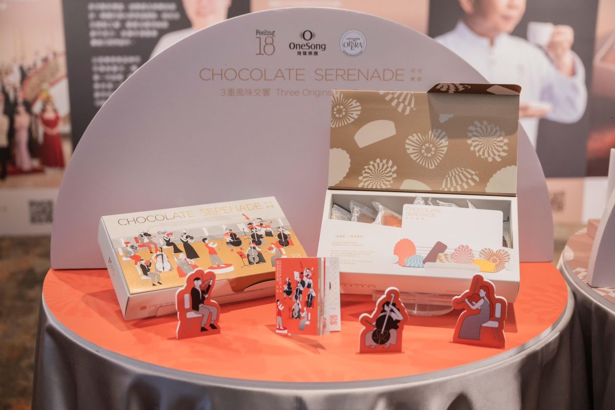 圖／Feeling18攜手日本甜點名師駒居崇宏、法國精品巧克力品牌Chocolaterie de l'Opéra及灣聲樂團推出《可可樂章》聯名禮盒，透過QR Code串聯甜點與音樂，打造沉浸式五感體驗。（圖／18度C巧克力工房提供）