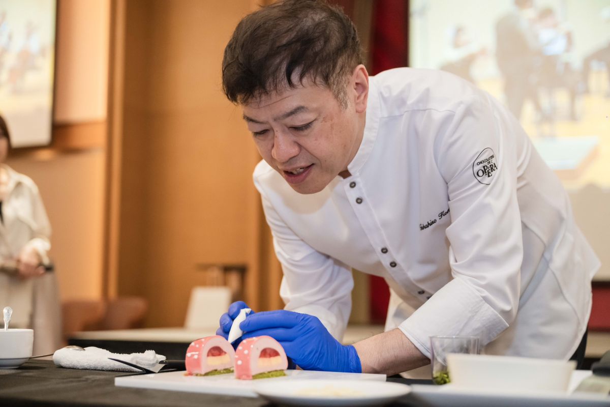 圖／Suzette主廚駒居崇宏，於《可可樂章》發表會現場親自示範盤式甜點裝飾工藝，展現世界級甜點職人的細膩技法與美學底蘊。（18度C巧克力工房提供）