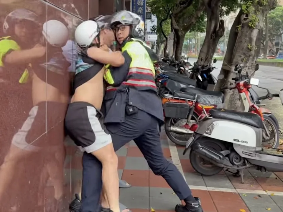 圖/正義哥協助員警一同將嚴嫌壓制。(翻攝Lisa_wangs Threads)