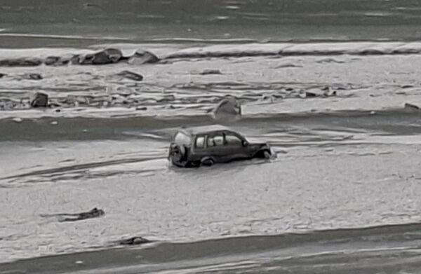 圖／工地主任被溪水沖走，搜救人員下午找到他駕駛的吉普車，車內卻沒有找到人。（林業署花蓮分署）