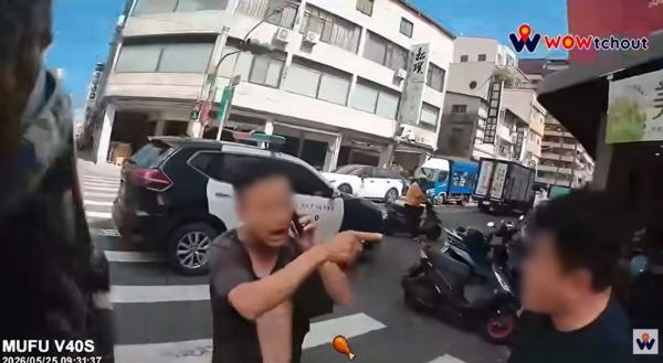 圖/趙男至少5度被打趴坐地,連上衣都被扯破,氣得打電話撂人助陣。(翻攝YT「WoWtchout - 地圖型行車影像分享平台」)