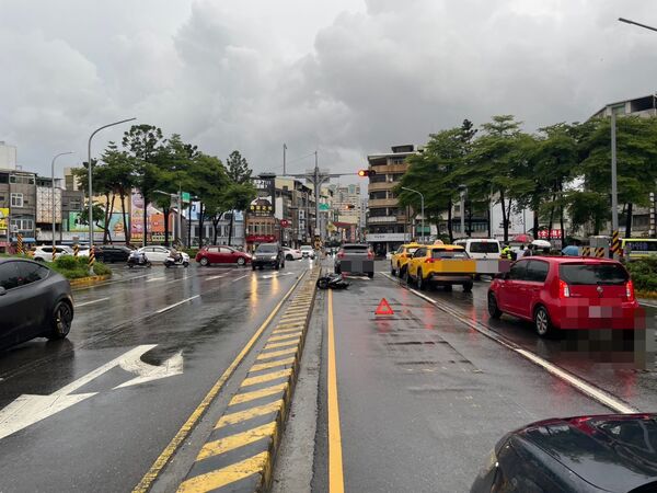 圖/台南西門、民族路圓環發生死亡車禍,警方封鎖現場調查。(翻攝台南大小事)