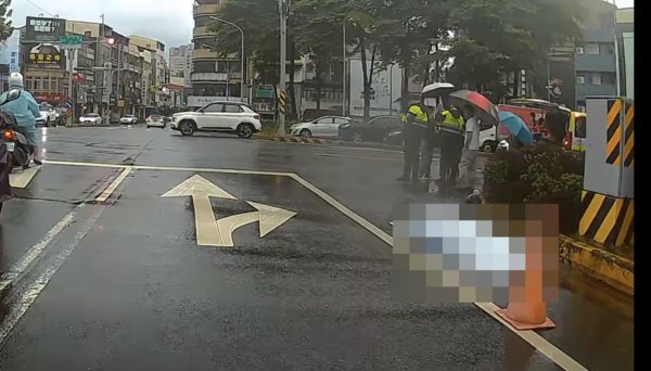 圖/台南西門、民族路圓環發生死亡車禍,警方封鎖現場調查。(翻攝台南大小事)