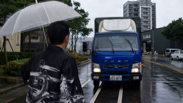圖／王耿豪在《豆腐媽媽》遭貨車撞擊倒地。（民視提供）