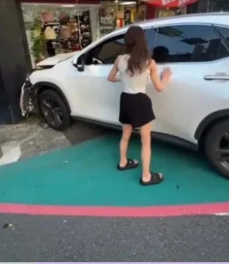 圖/桃園一名34歲林姓女子載著3歲女兒,昨晚駕車行經桃園區中山東路時突然失控,連續擦撞2輛轎車後,再衝撞路旁店家才停止。(翻攝自Threads)