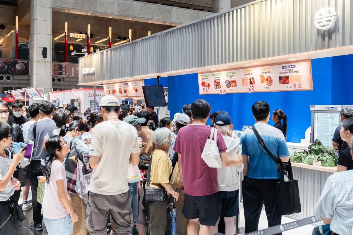 圖／「東博限定便當」熱銷告捷，臺北車站臺鐵便當攤位前大排長龍，不少民眾專程排隊搶購，展現臺東山海風味的高人氣。（臺東縣政府提供）