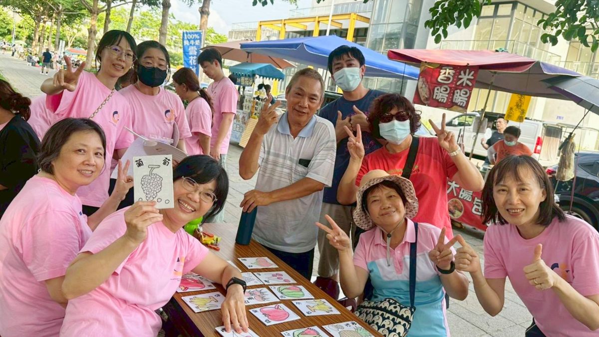 圖／世代共融認知互動體驗，學生與社區長輩合影。（中臺科大提供）