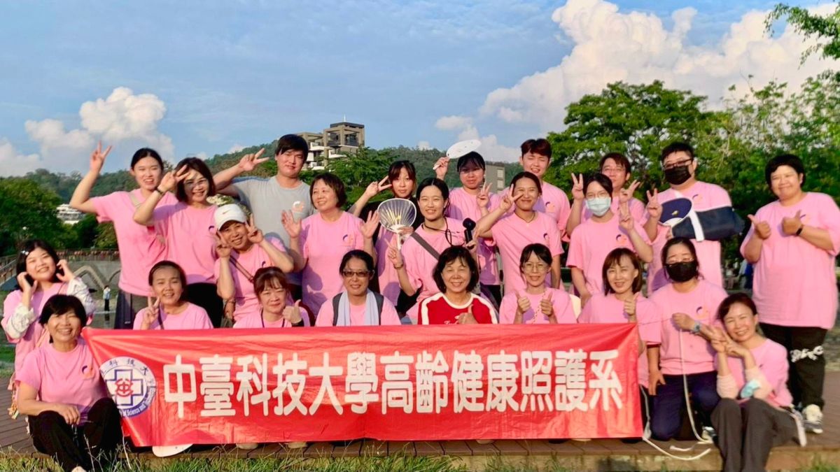 圖／中臺科大高照系舉辦「北屯社區照顧關懷服務活動」合影（中臺科大提供）