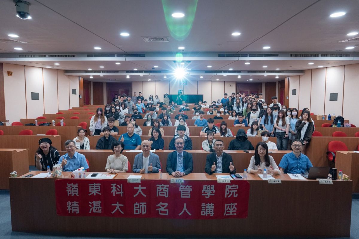 圖/加興企業盧智源營運長(前排左四)以商管學院精湛大師身份回母校分享人生經驗(嶺東科大提供)