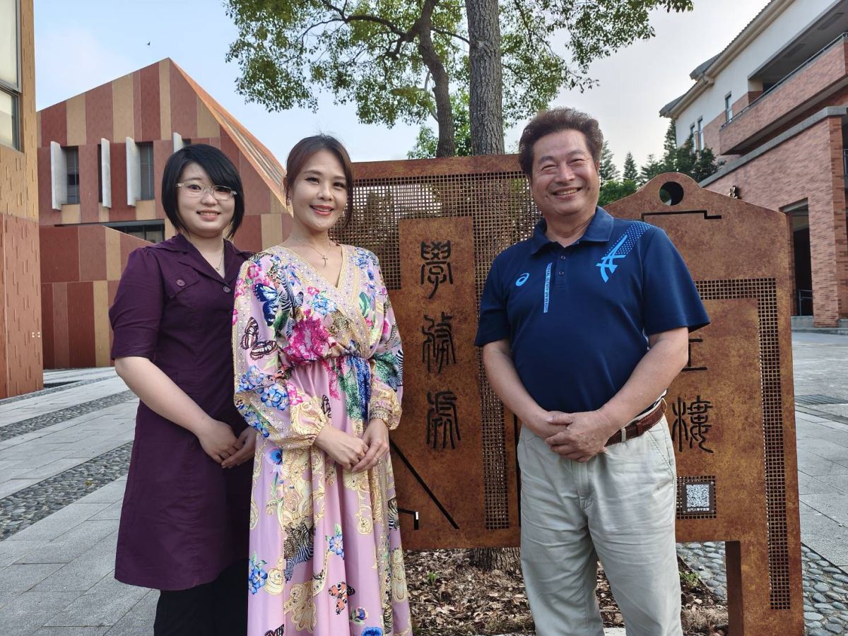 圖／國立金門大學學務長董燊(圖右)鼓勵學生參加城市小姐選拔活動，去年參賽的袁瓏(圖左)升格成指導小老師，蕭美萍預祝奪得佳績。（全球城市小姐活動主辦單位提供)