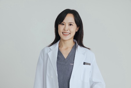 圖／林容瑋醫師表示，7至10歲是兒童牙齒與顎骨發育的重要觀察期，若出現牙齒擁擠、暴牙、戽斗等狀況，會影響後續恆牙排列與咬合發展，建議提早接受專業評估。（京鼎牙醫提供）