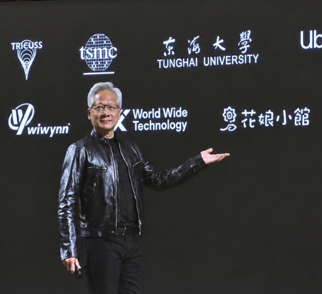 圖／輝達執行長黃仁勳GTC Taipei演講，駐足花娘小館，東海大學緊鄰台積電登黃仁勳背板全校嗨翻。（東海大學提供）