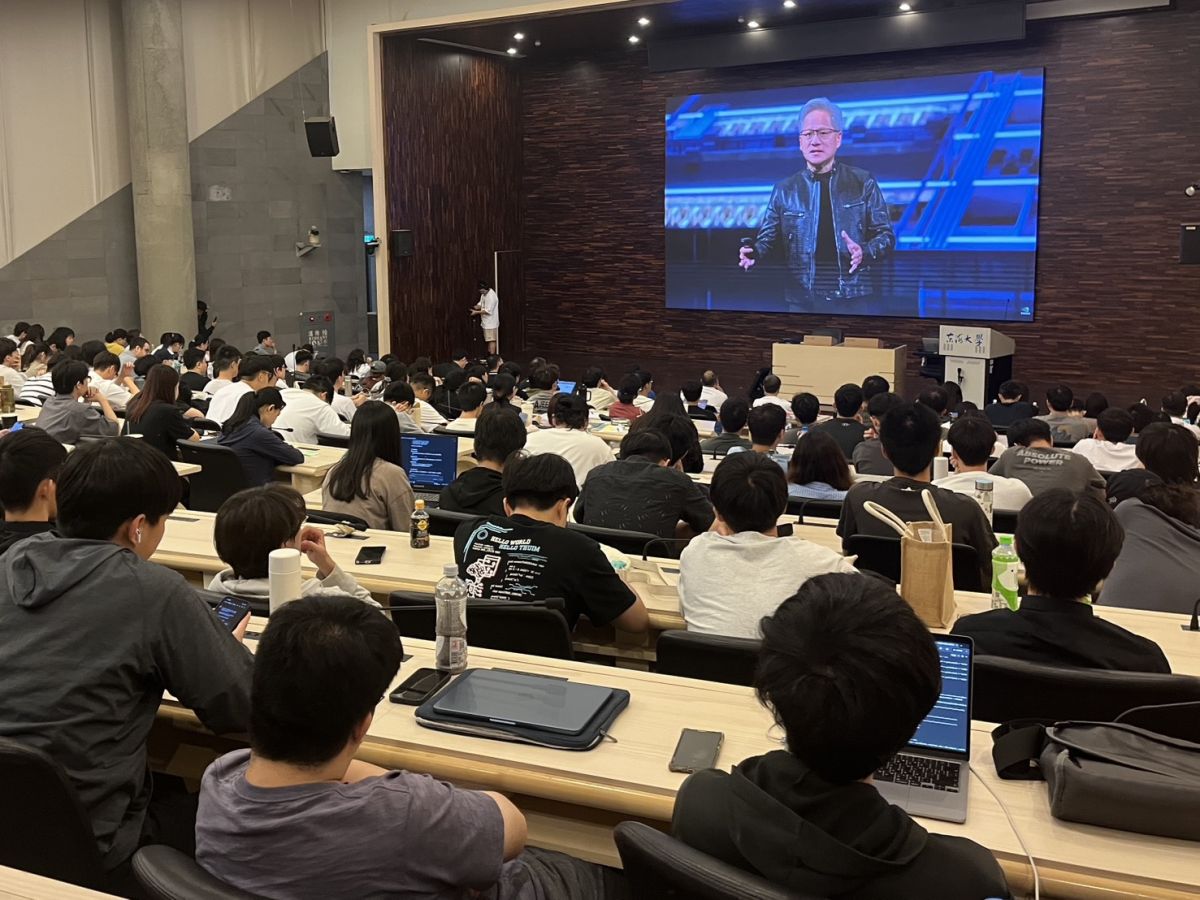 圖／東海大學不僅累積投資超過新台幣一億元，打造7間AI PC教室與算力中心，全面升級教學環境，更透過同步直播帶領師生掌握全球AI脈動。（東海大學提供）