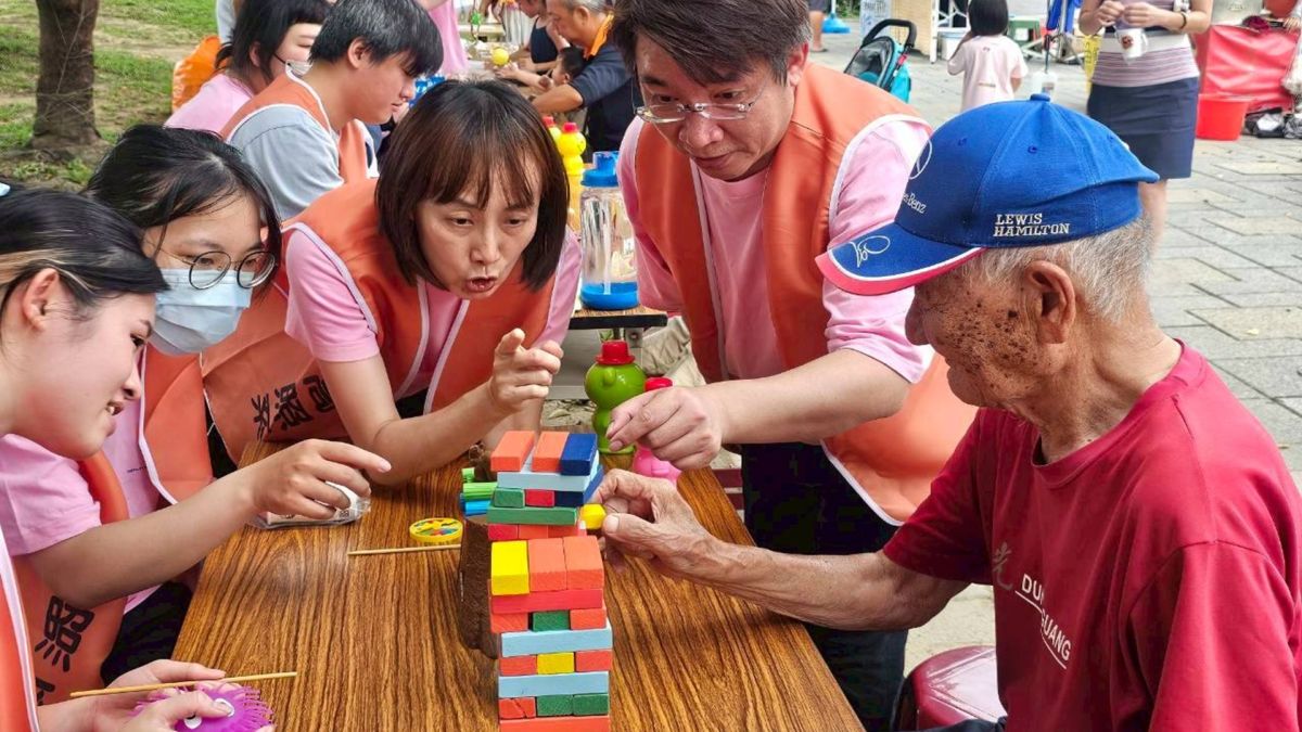 圖／大學生與長輩們「樂在積木」共學遊戲熱絡互動（中臺科大提供）
