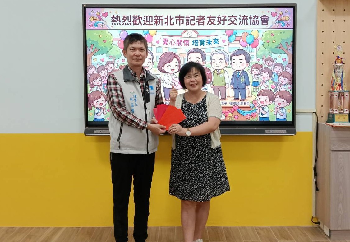 圖／捐贈獎助學金。(新北市記者友好交流協會提供)