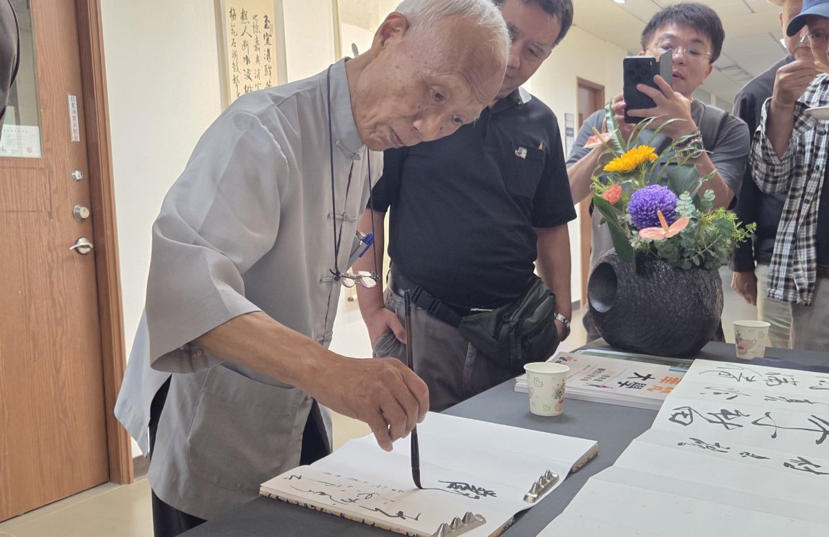 圖/書法大師杜忠誥在華梵大學書法名家雅集展當場揮毫。(華梵大學提供)