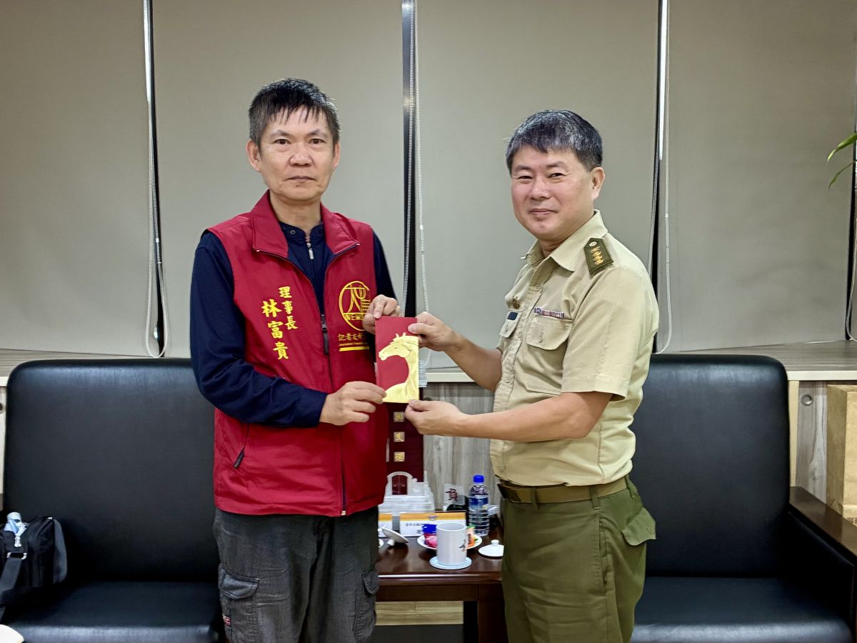 圖／林富貴理事長代表協會致贈慰問金。（大中華記者友好交流協會提供）