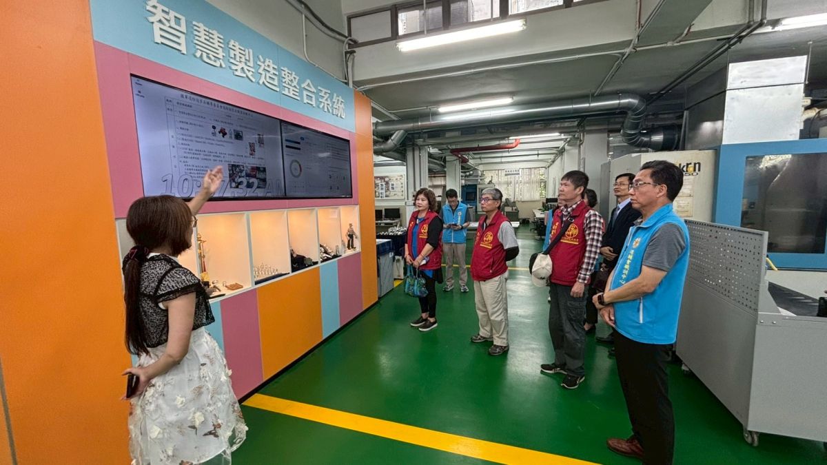 圖／職訓中心老師向大家解說智慧製造整合系統。（大中華記者友好交流協會提供）