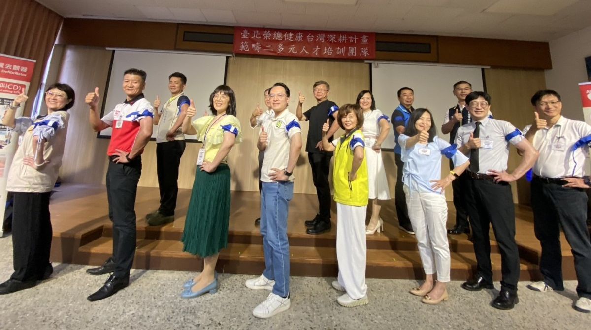 圖／與會貴賓體驗後合影。（記者林富貴攝）