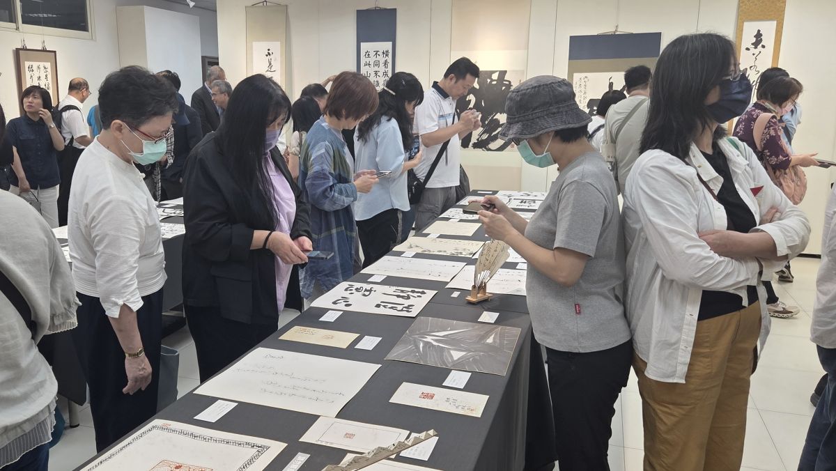 圖/華梵大學書法名家雅集展吸引爆多人潮。(華梵大學提供)