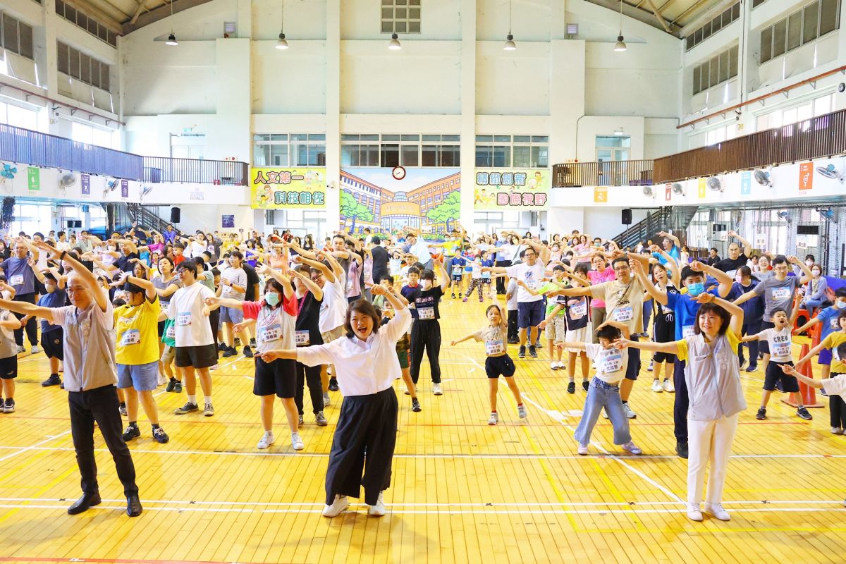 嘉市親子競賽趣味登場　市長黃敏惠陪大小朋友暖身同樂