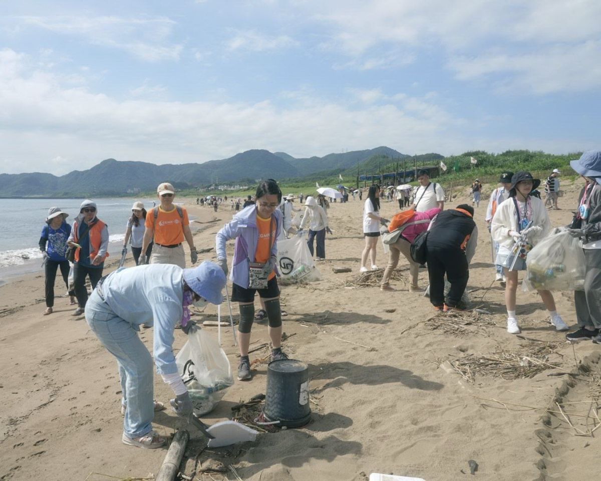 土城醫院百人萬里淨灘牽罟　守護海洋實踐ESG永續
