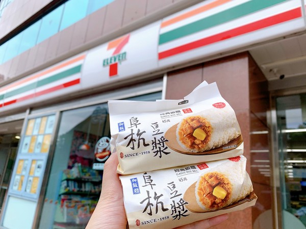 圖／7-ELEVEN販售飯糰、便當等鮮食受波及，目前已將疑慮批號下架，架上販售品項均合規。（業者提供）
