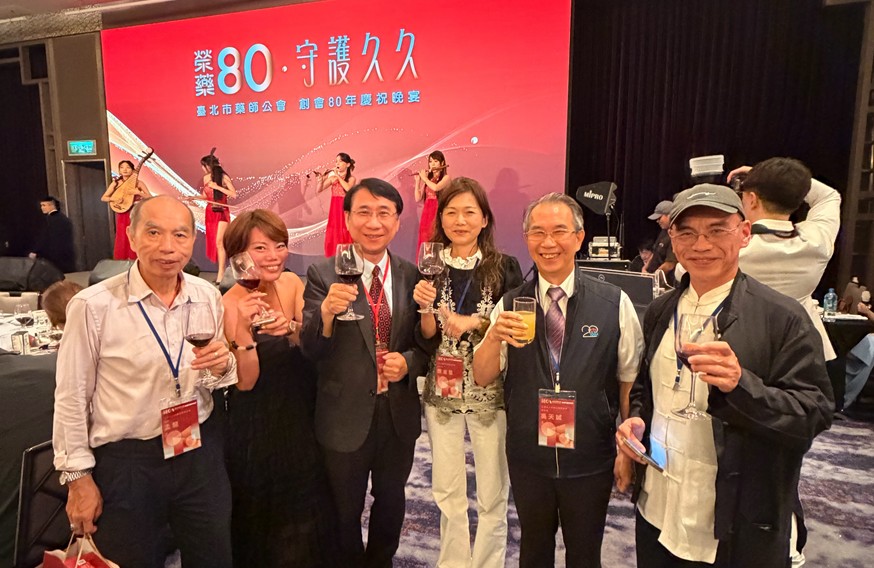 圖／社團法人中華亞健康協會吳天誠理事長(右二)及團隊前來祝賀。