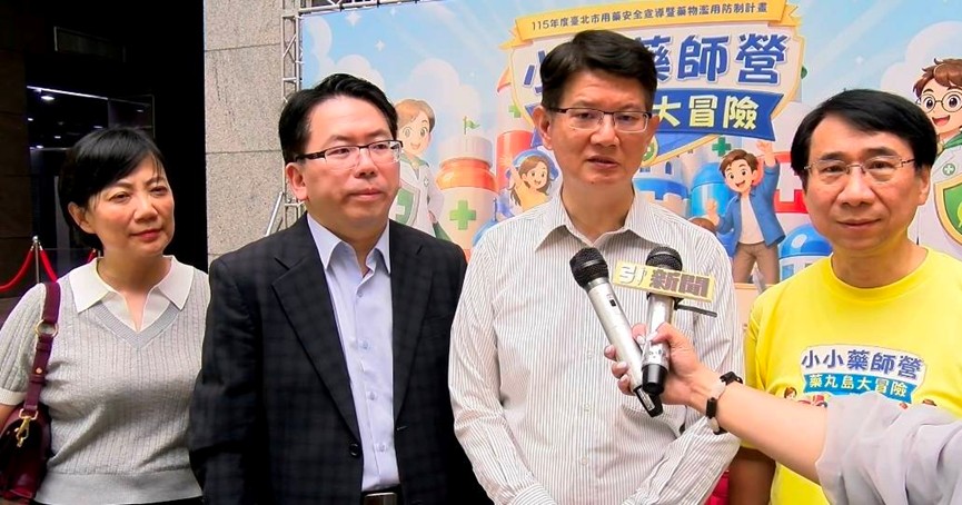 圖/長官親臨現場勉勵學童用藥知識與反毒思維從小扎根,左至右分別為,北市聯合醫院松德院區黃名琪院長、北市聯醫江碩儒副總院長、北市衛生局黃建華局長與北市藥師公會尹岱智理事長