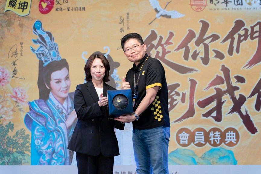 圖/Lenovo香港澳門台灣大區總經理張苑瑩代表致贈限量FIFA官方紀念足球予燦坤3C家電董事長林技典,象徵雙方深化合作