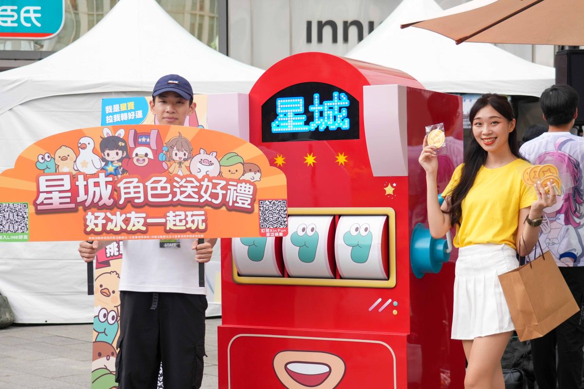 圖／《星城》虛實整合活動引爆熱潮，巨型「星寶」拉霸機裝置現身西門町街頭。（業者提供）